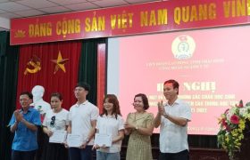 Hội nghị gặp mặt và khen thưởng học sinh là con đoàn viên, CNVCLĐ đạt giải trong giải trong kỳ thi học sinh giỏi Quốc gia, cấp tỉnh và vượt khó học giỏi năm học 2021-2022